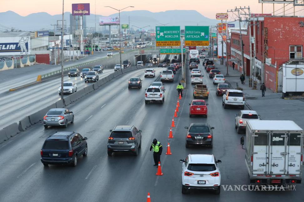 $!El alcalde Javier Díaz González supervisó el operativo piloto para mejorar la movilidad en el distribuidor vial ¨El Sarape¨.