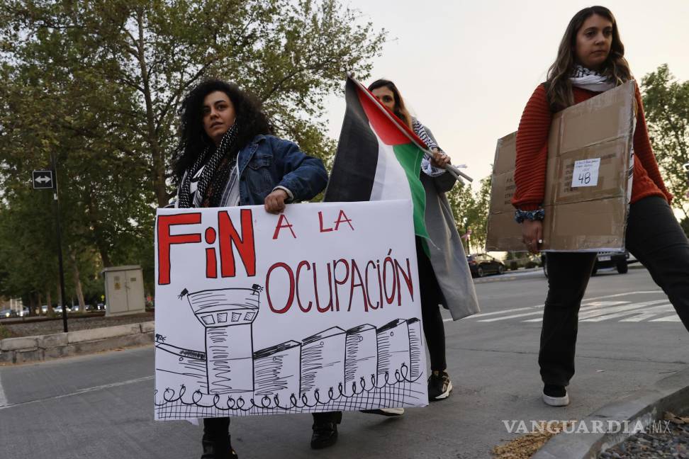 $!Palestinos radicados en Chile se manifiestan frente a la sede de la ONU, hoy, en Santiago, Chile.