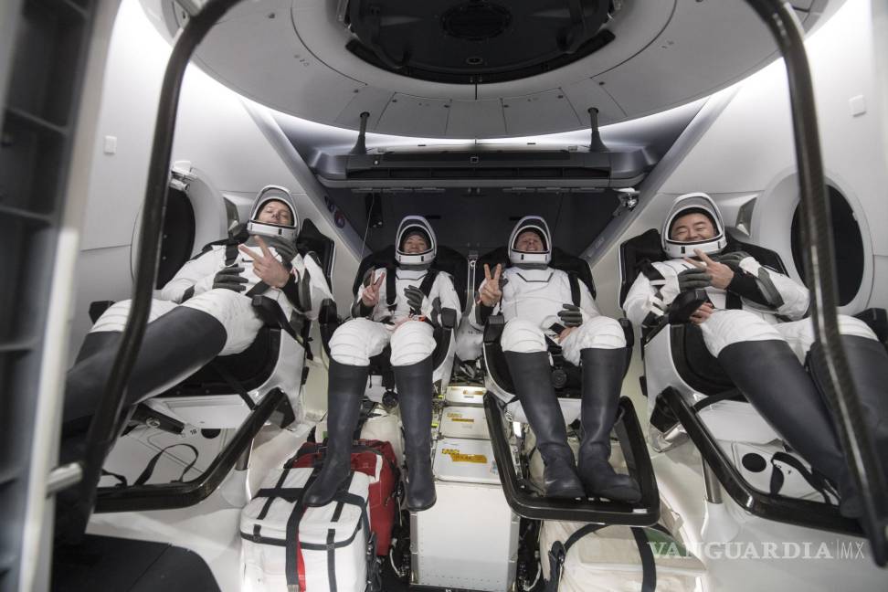 $!En esta foto proporcionada por la NASA, de izquierda a derecha, el astronauta de la Agencia Espacial Europea Thomas Pesquet, los astronautas de la NASA Megan McArthur y Shane Kimbrough, y el astronauta de la Agencia de Exploración Aeroespacial de Japón, Akihiko Hoshide, hacen un gesto dentro de la nave espacial SpaceX Dragon a bordo de la nave de recuperación SpaceX GO Navigator poco después haber aterrizado en el Golfo de México frente a la costa de Pensacola, Florida. AP/Aubrey Gemignani/NASA