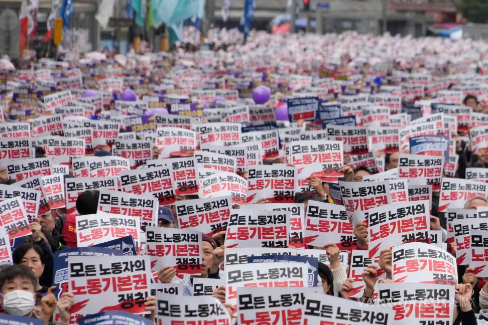 $!Miembros de la Confederación de Sindicatos realizaron una manifestación en Seúl contra la política arancelaria de Donald Trump hacia Corea del Sur.