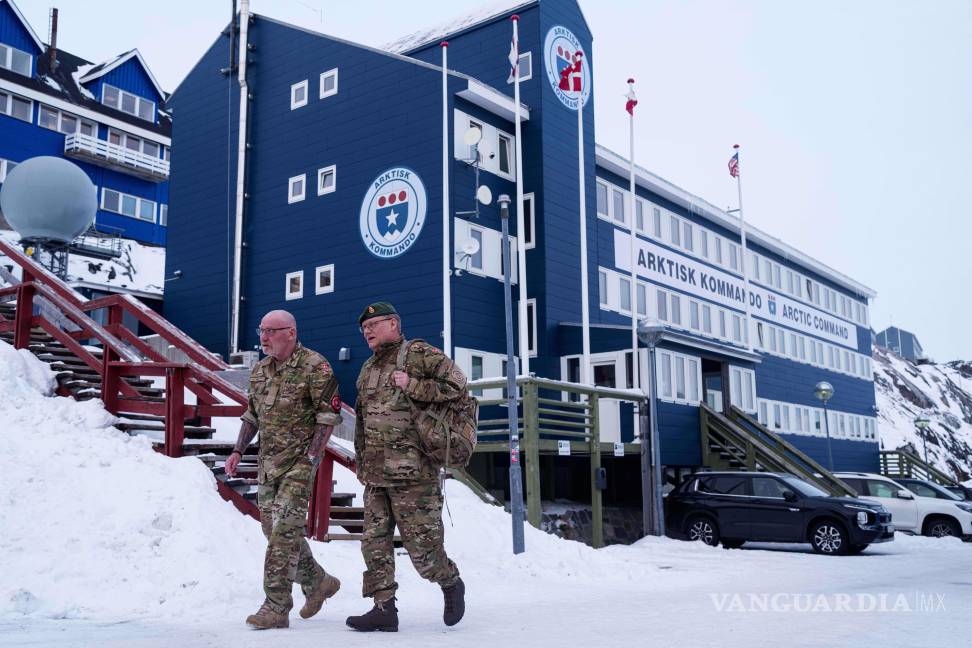 $!Militares daneses caminan frente al centro del Comando Ártico Conjunto en Nuuk, Groenlandia, el viernes 16 de enero de 2026.