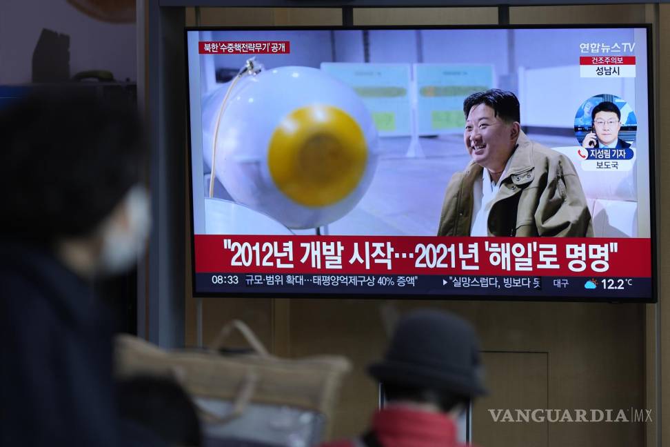 $!Una pantalla de televisión muestra una imagen del líder norcoreano Kim Jong Un durante un programa de noticias en la estación de tren en Seúl, Corea del Sur.