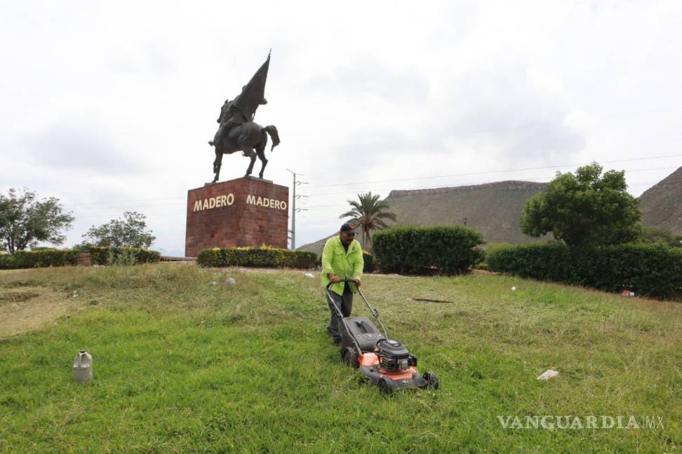 $!Brigadas municipales realizaron limpieza y embellecimiento en plazas, glorietas y bulevares de la ciudad.