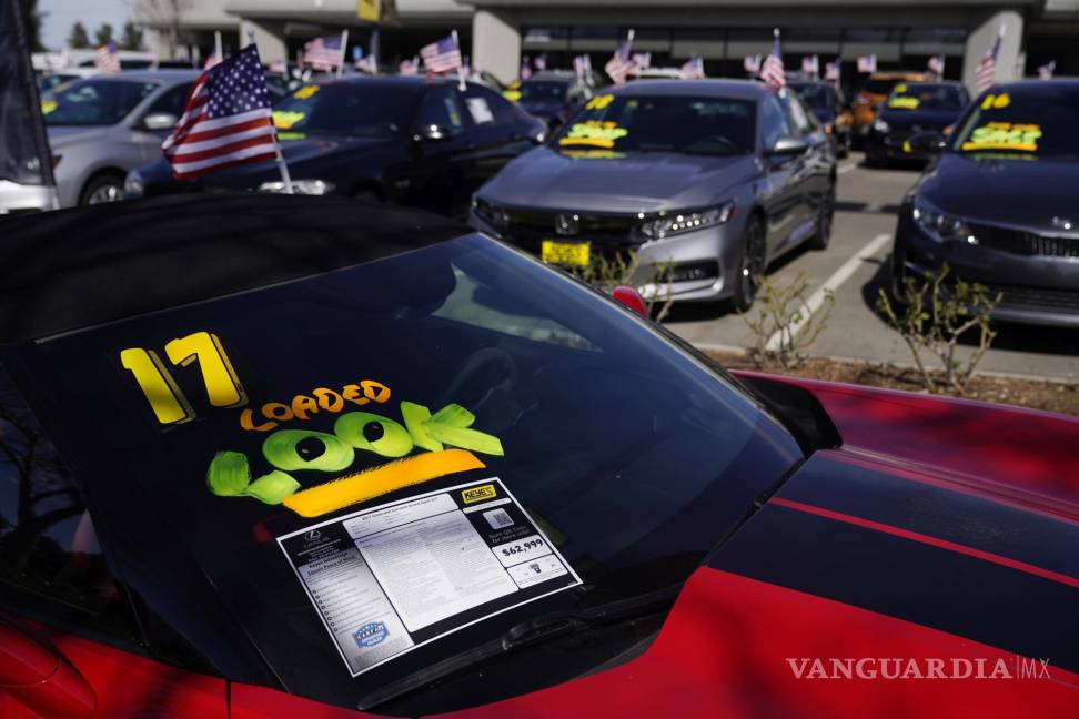 $!Los autos se exhiben a la venta en Santa Clarita, California. AP/Marcio Jose Sanchez