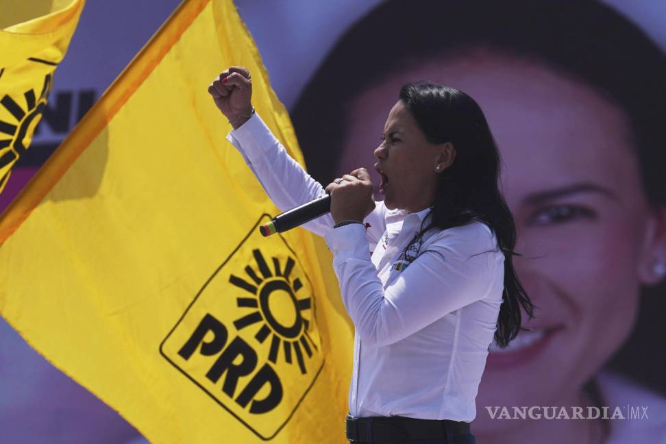 $!Alejandra del Moral, candidate for Mexico state governor with the PRI-PAN-PRD coalition, campaigns in Nezahualcoyotl, Mexico, May 27, 2023.