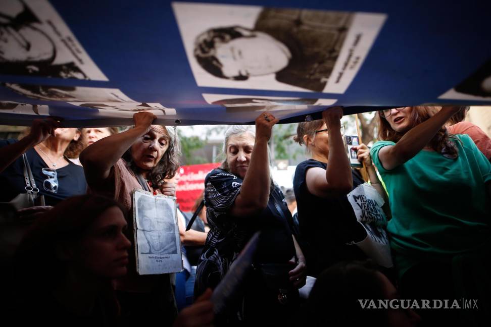 $!Personas en una marcha en el día de la memoria en conmemoración del último golpe de estado realizado por militares el 24 de marzo de 1976, en Buenos Aires.