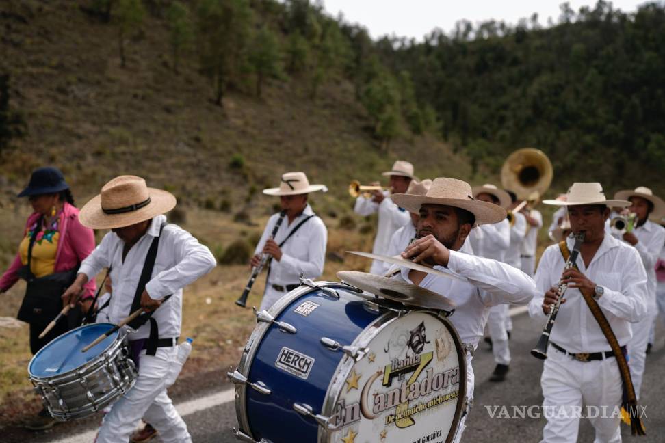 $!Músicos indígenas purépechas tocan durante una peregrinación para llevar una llama a través de las montañas, desde Erongarícuaro.
