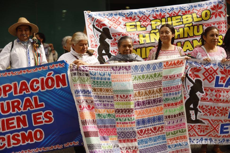 $!Frida Hyadi Díaz, artesana e integrante de la Asamblea del pueblo hñahñu, señaló que la apropiación cultural también es un acto de racismo y violencia de género.