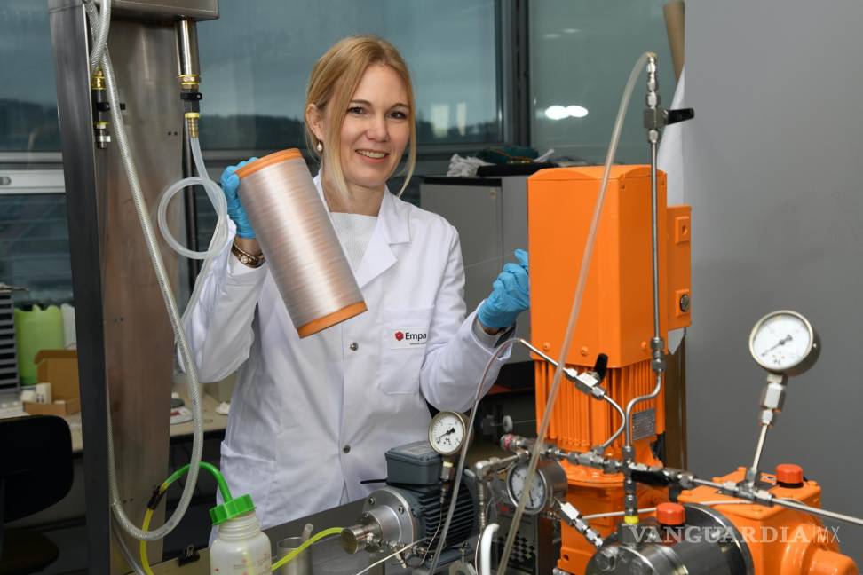 $!Edith Perret en el laboratorio mostrando una bobina de fibras poliméricas.