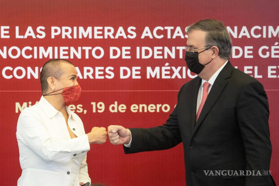 $!La diputada federal Salma Luévano y el canciller mexicano Marcelo Ebrard se saludan durante la entrega.