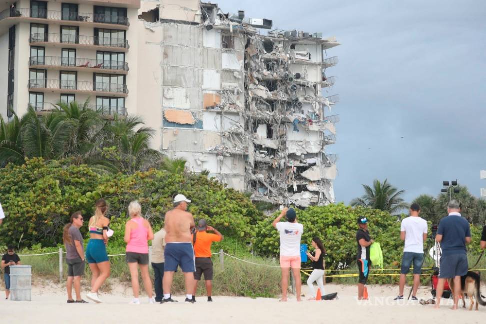 $!Edificio en Miami Beach se derrumba, hay un muerto y 51 personas desaparecidas