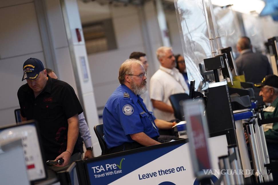 $!Se prevé que departamentos federales, como la Administración de Seguridad del Transporte (TSA) y los controladores aéreos, se vean afectados durante el cierre.