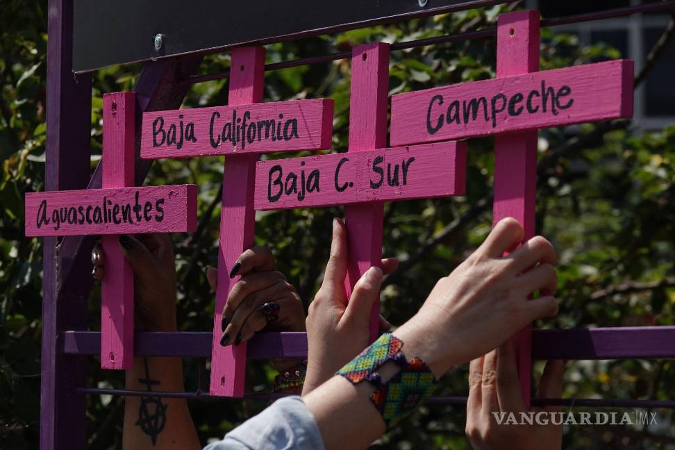 $!Colectivas, madres buscadoras y solidarias acudieron a la Glorieta de las Mujeres que Luchan para realizar la Jornada de “Siembra de memoria” en Ciudad de México