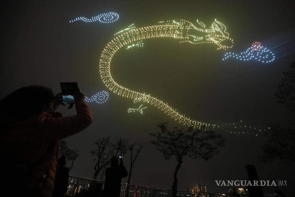 $!Los drones iluminan el cielo durante un espectáculo de luces con drones en la víspera del Año Nuevo Lunar en Hanoi, Vietnam.