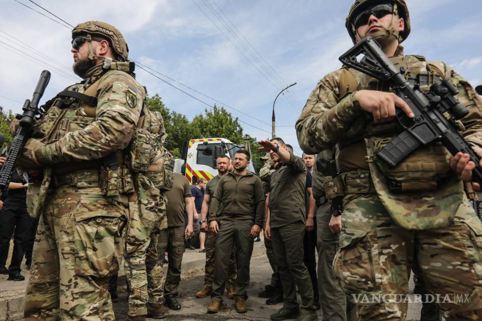 $!El presidente ucraniano Volodímir Zelenski visita Jersón tras el ataque del ejército ruso a la presa Kajovka.