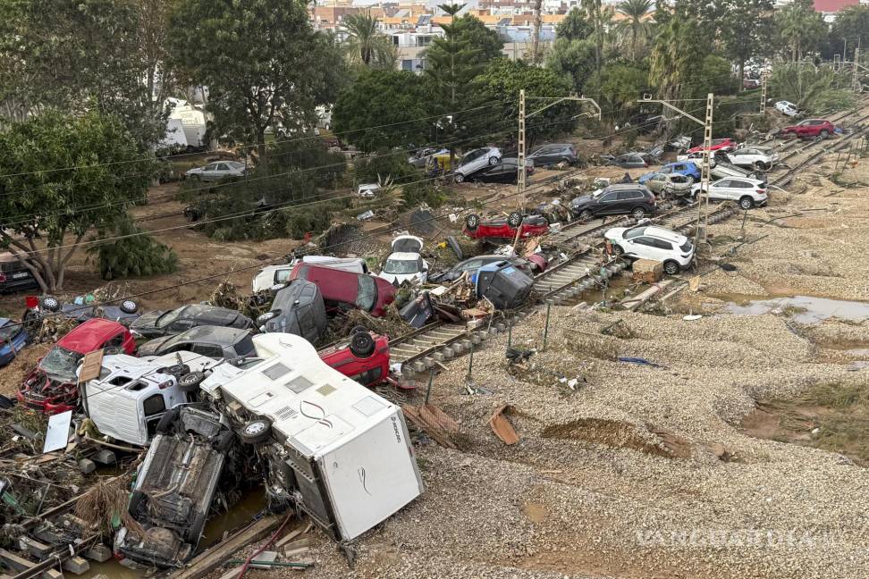 $!Vista general de las vías del tren a su paso por la localidad de Alfafar tras las intensas lluvias de la fuerte DANA.