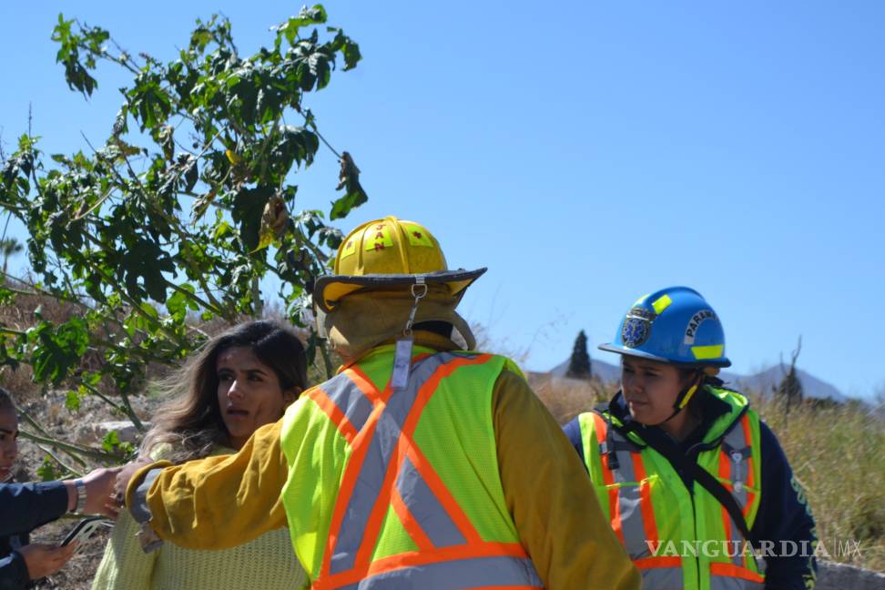 $!Jovencita vuelca en arroyo y acaba en hospital en Saltillo