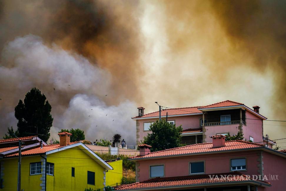 $!Las llamas rodean las casas del pueblo de Ancede durante un incendio forestal en el municipio de Baiao, al norte de Portugal.
