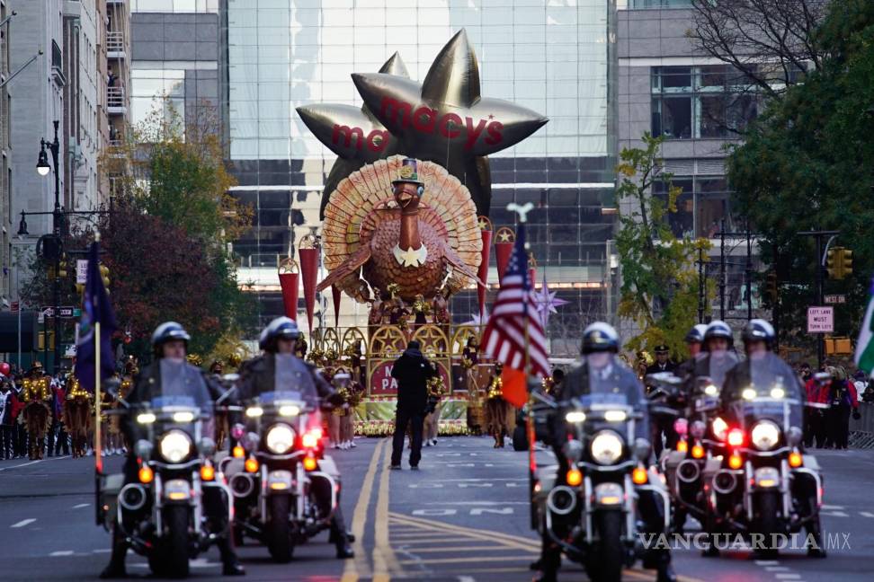 $!La carroza de Tom Turkey es escoltada por la calle 59 durante el Desfile del Día de Acción de Gracias de Macy’s en Nueva York. AP/Eduardo Munoz Alvarez