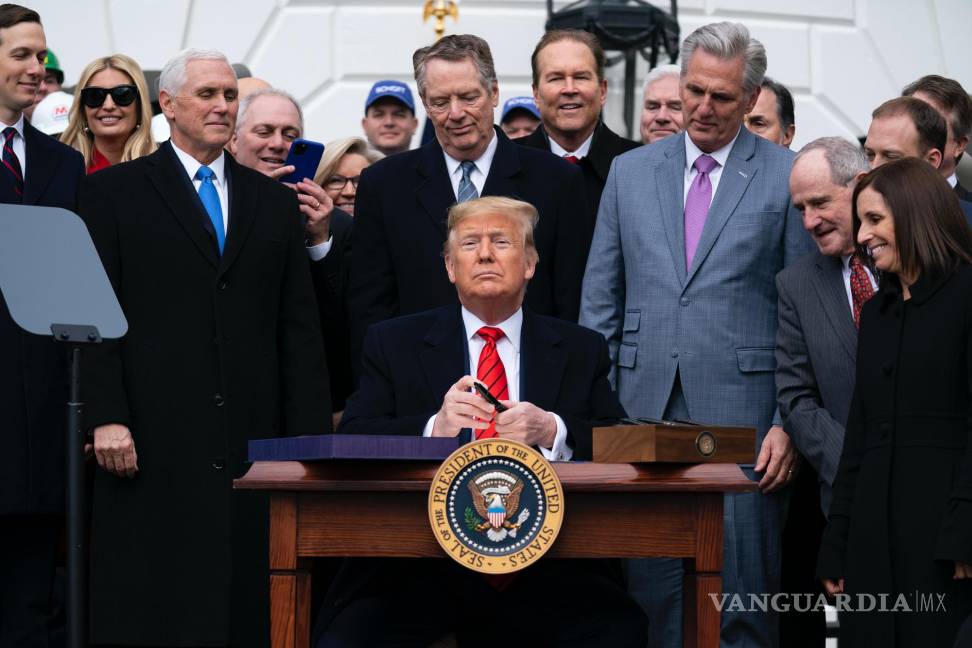 $!El presidente de Estados Unidos, Donald Trump, firma un nuevo acuerdo comercial con Canadá y México en la Casa Blanca en Washington, el 29 de enero de 2020.