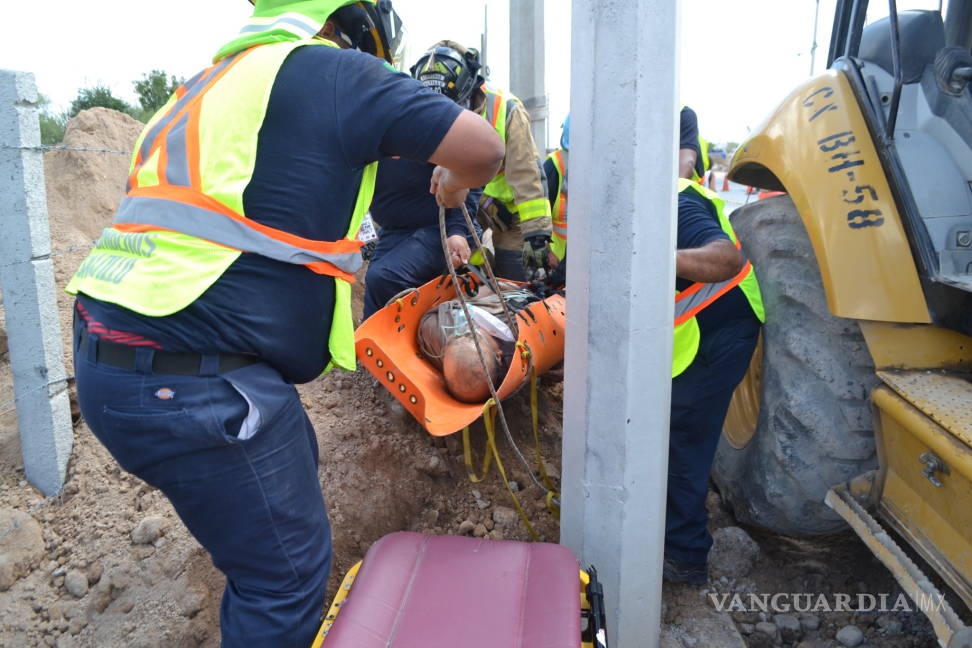 $!Rescatan a hombre sepultado por talud, muere horas después en Saltillo