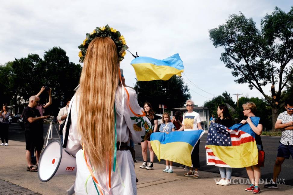 $!Los manifestantes que ondean las banderas de Ucrania y los Estados Unidos frente a la embajada rusa en Washington.