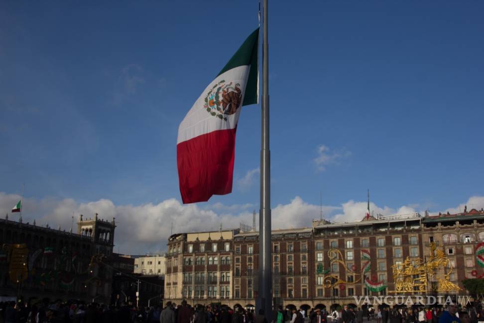 $!Bandera a media asta por 50 años de la matanza de Tlatelolco en México