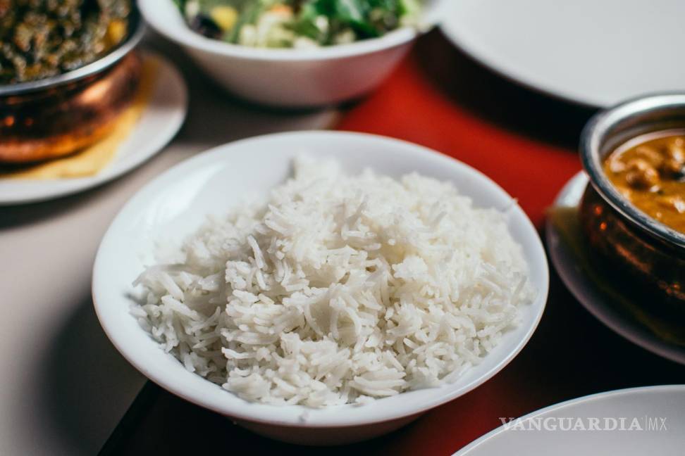 $!Mientras se asa, la grasa de pollo especiada sazona el arroz, que se vuelve especialmente crujiente donde se une a los bordes.
