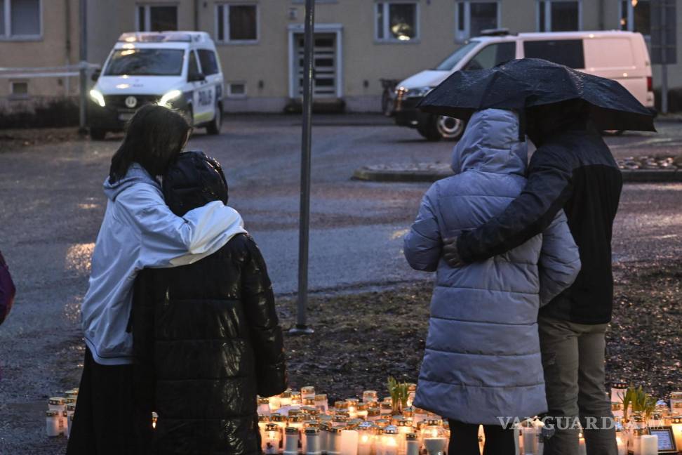 $!La gente deja velas en el patio de la escuela donde tuvo lugar un tiroteo en Vantaa, Finlandia.