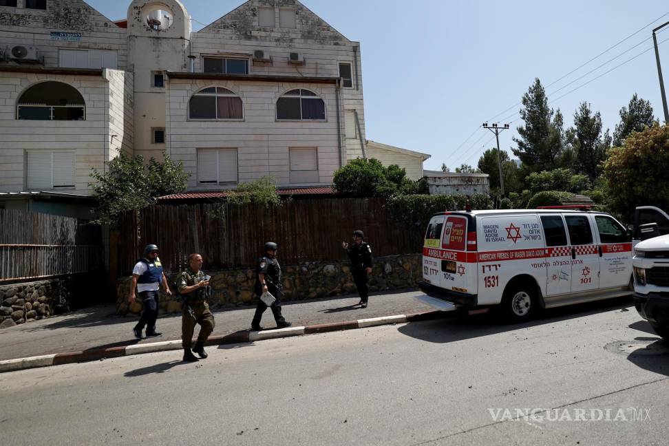 $!Personal de seguridad israelí inspecciona el lugar donde cayeron algunos proyectiles disparados por Hezbolá desde el Líbano.