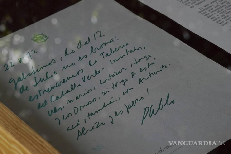 $!Una carta del escritor chileno Pablo Neruda en una exposición en la casa del escritor colombiano Gabriel García Márquez en la Ciudad de México.