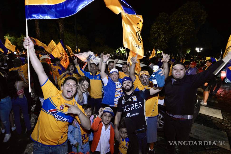 Saltillo saca las garras: aficionados de Tigres celebran en la Alameda