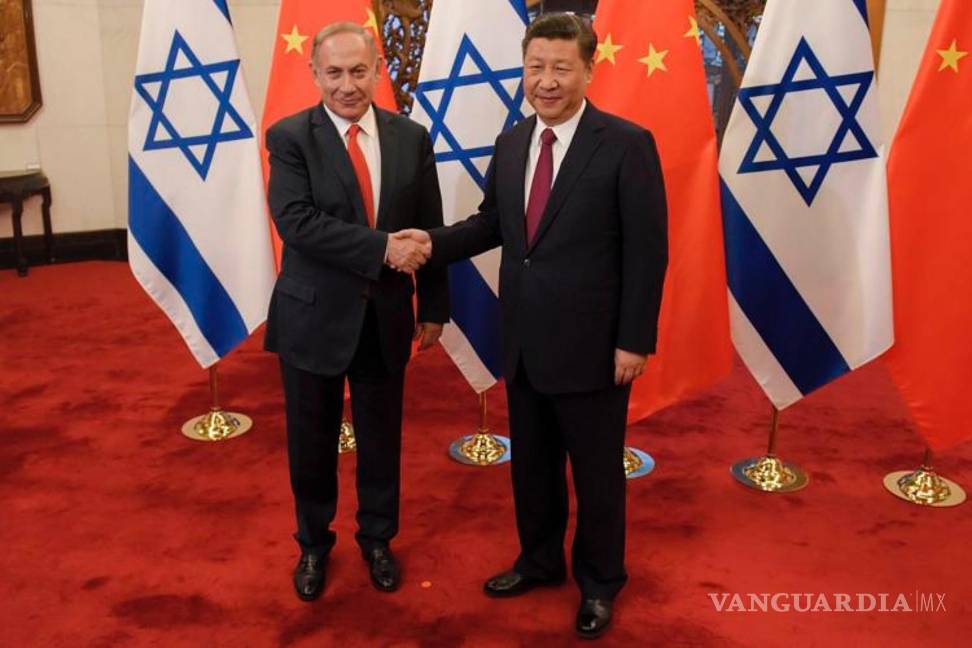 $!El primer ministro israelí, Benjamin Netanyahu, izquierda, y el presidente chino, Xi Jinping, antes de sus conversaciones en la residencia estatal Diaoyutai en Beijing.