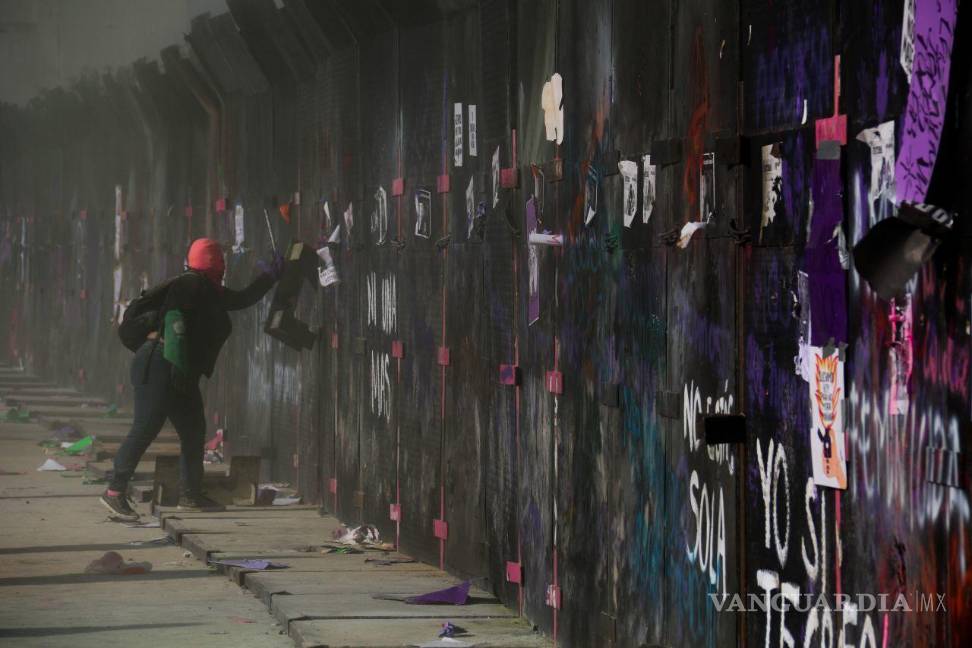 $!Estudiantes, empleadas y activistas marcharon vestidas de color morado, verde y negro con pancartas con las leyendas “Calladita no me veo”, “Estar de suerte ahora, es estar viva”, “Si mañana soy yo, quemen todo”.