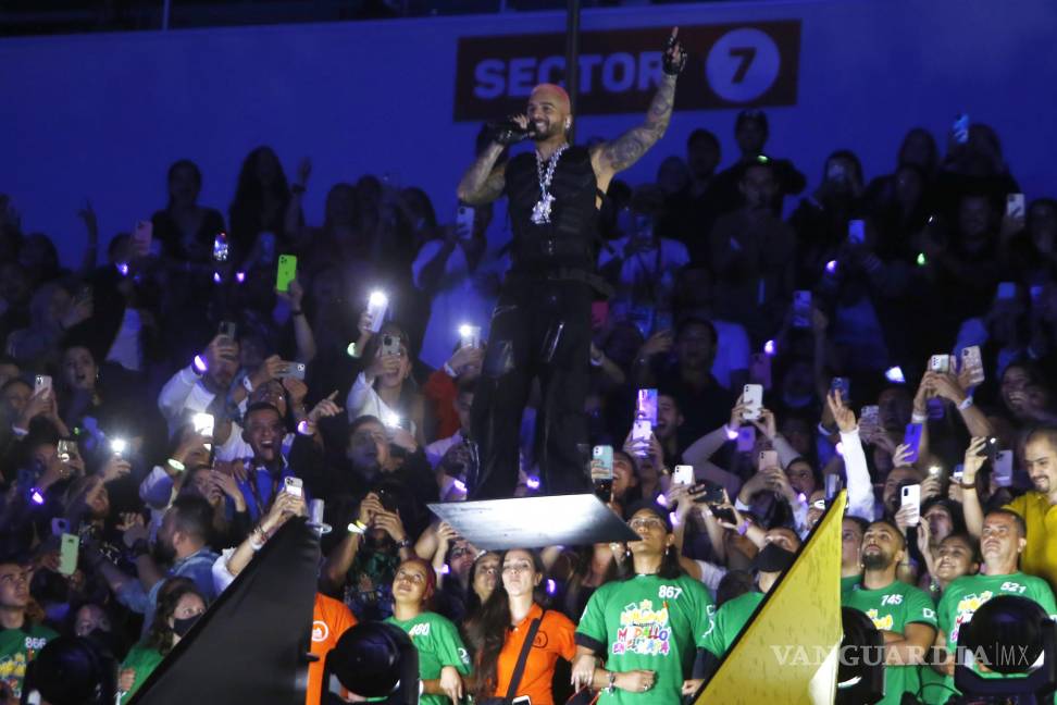 $!El cantante colombiano Maluma canta durante su concierto Medallo en el mapa en Medellín, Colombia.