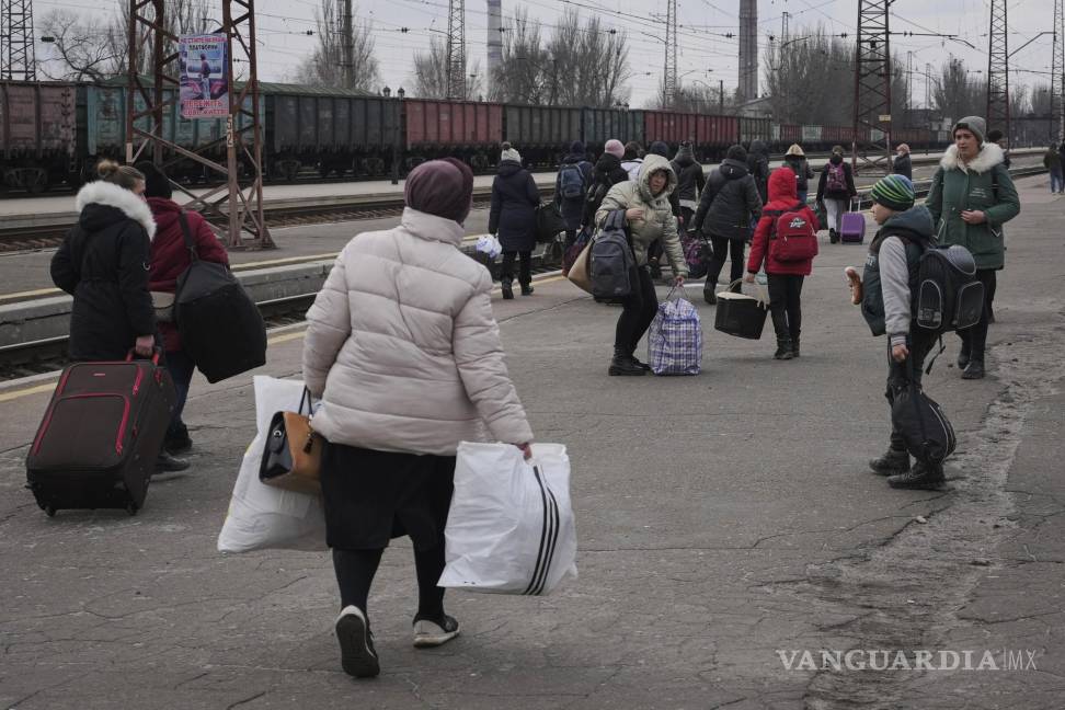 $!Personas que le escapan a la guerra tras la invasión rusa esperan un tren en la estación de Kostiantynivka, en Donetsk, el este de Ucrania. AP/Vadim Ghirda