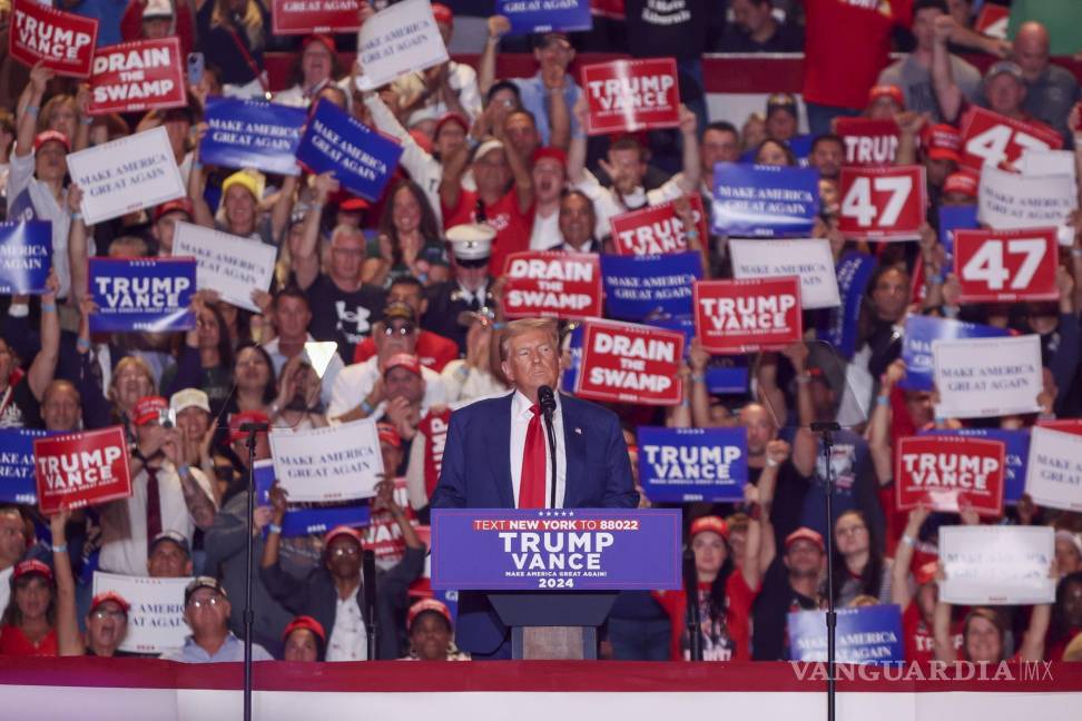 $!El candidato republicano a la presidencia Donald Trump enun mitin en el Nassau Veterans Memorial Coliseum en Uniondale, Nueva York.