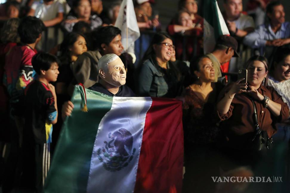 $!Simpatizantes de Claudia Sheinbaum, celebran en el Zócalo tras conocer los primeros resultados en las elecciones generales mexicanas.