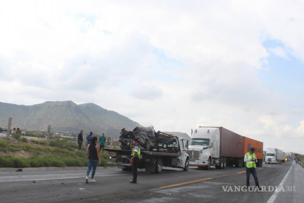 Traileros hacen ‘sandwich’ con una camioneta en Ramos Arizpe