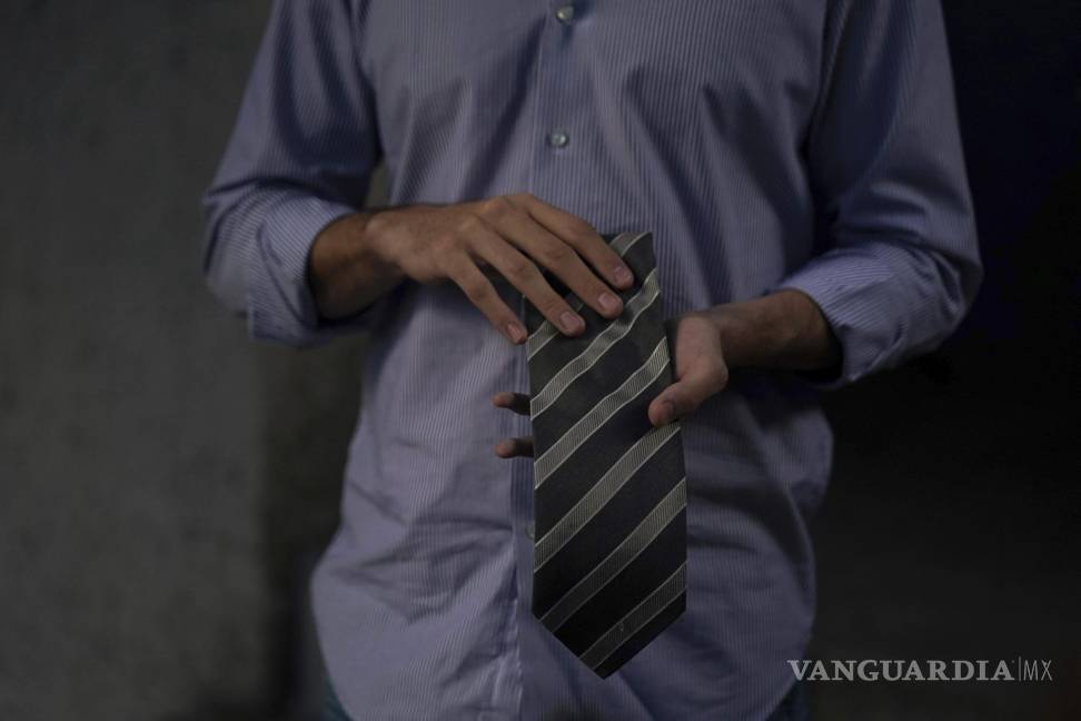 $!Javier Flores sostiene una corbata de Gabriel García Márquez que compró en una venta benéfica de artículos del escritor y su esposa Mercedes, en la que fue por años su casa en la Ciudad de México. AP/Fernando Llano
