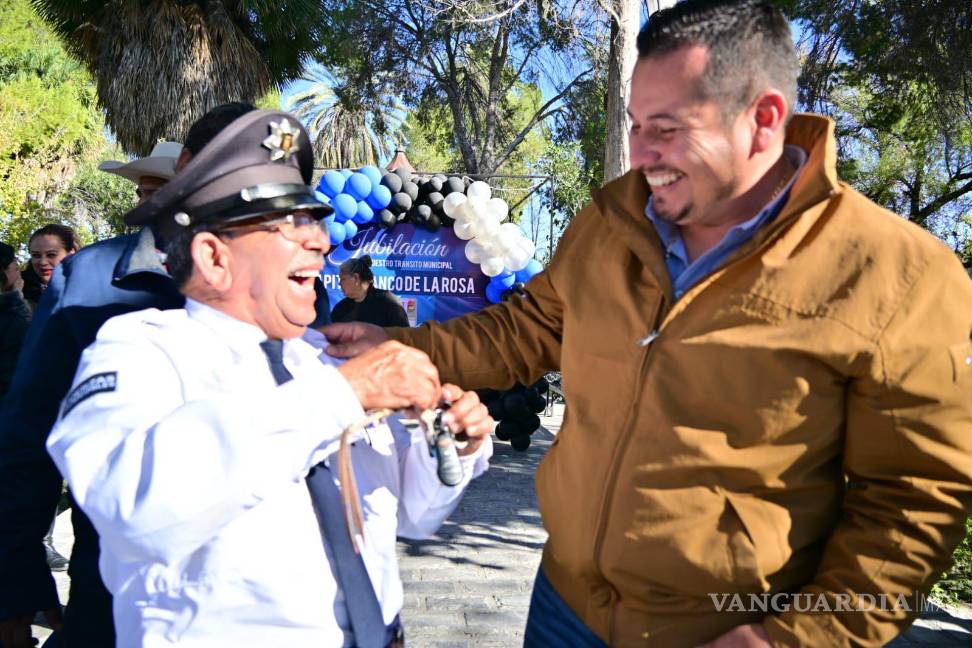 $!El homenaje se realizó frente a la Presidencia Municipal, lugar emblemático de su labor diaria.
