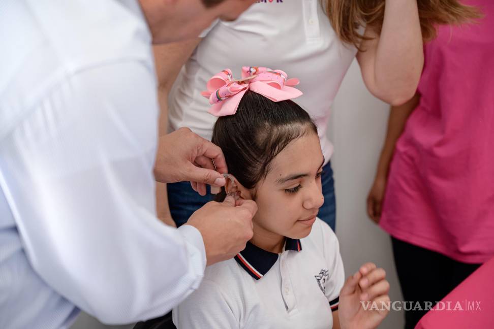 $!A una alumna le fue colocado un aparato para que escuche mejor.