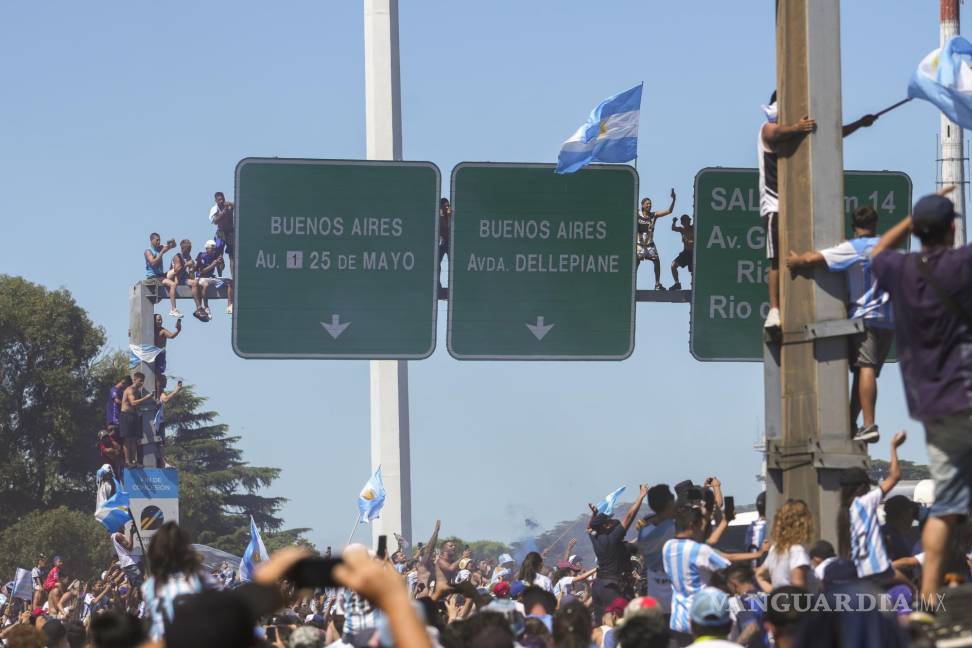 $!La selección nacional de fútbol de Argentina recibe la bienvenida a casa después de ganar la Copa del Mundo, en Buenos Aires, Argentina.
