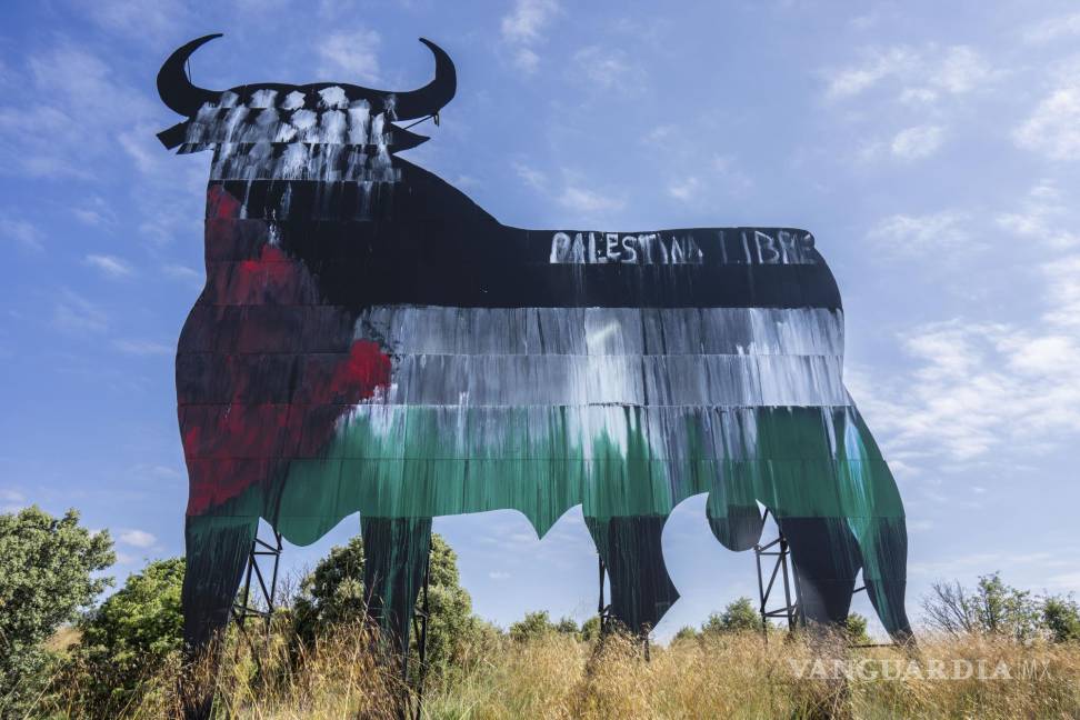 $!Un cartel con la silueta de un toro, pintado con los colores de la bandera palestina y la frase Palestina libre, a las afueras de Madrid.