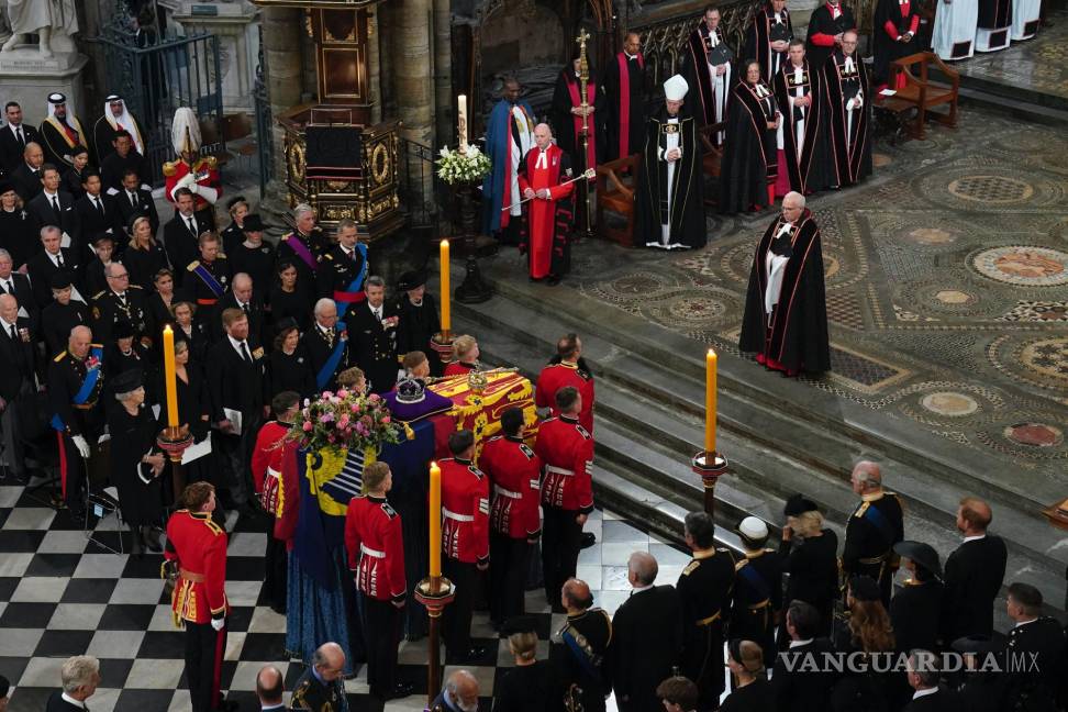 $!El ataúd se coloca cerca del altar en el funeral de estado de la reina Isabel II, celebrado en la Abadía de Westminster, Londres.