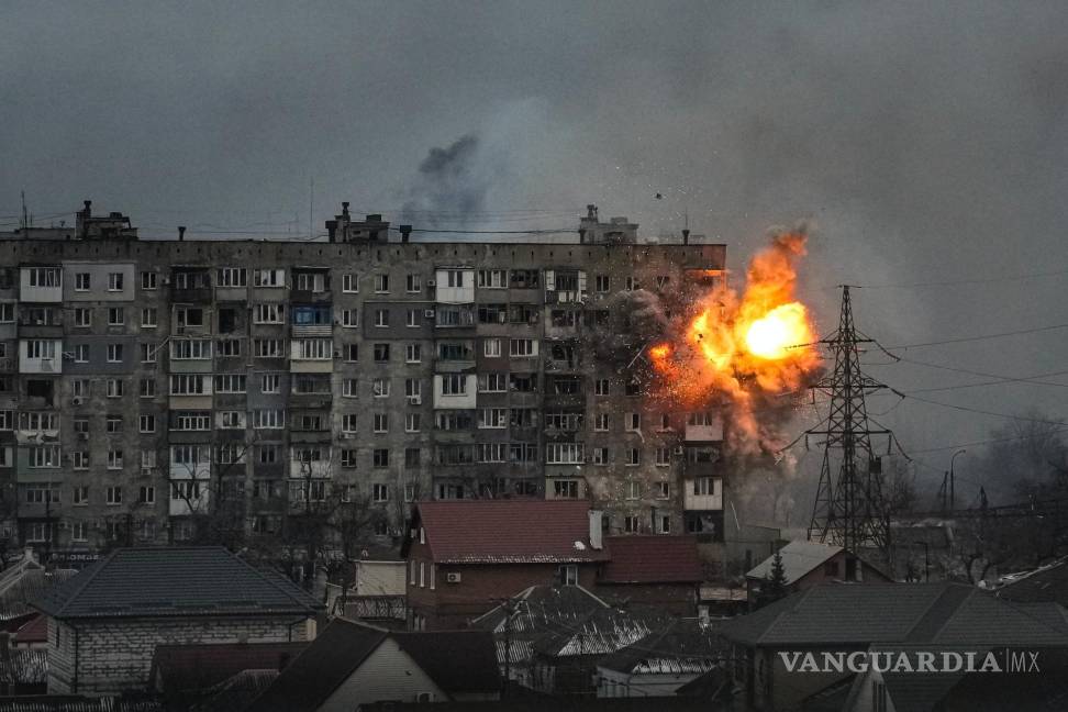 $!Disparo de un tanque del ejército ruso provoca una explosión en un edificio residencial en la calle Mytropolytska de Mariúpol, Ucrania, el 11 de marzo de 2022.