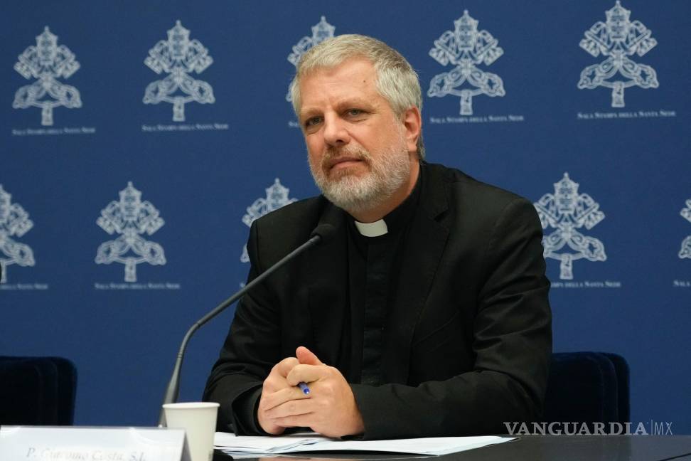 $!El padre Giacomp Costa asiste a una conferencia de prensa sobre el próximo Sínodo en el Vaticano, el jueves 21 de septiembre de 2023.