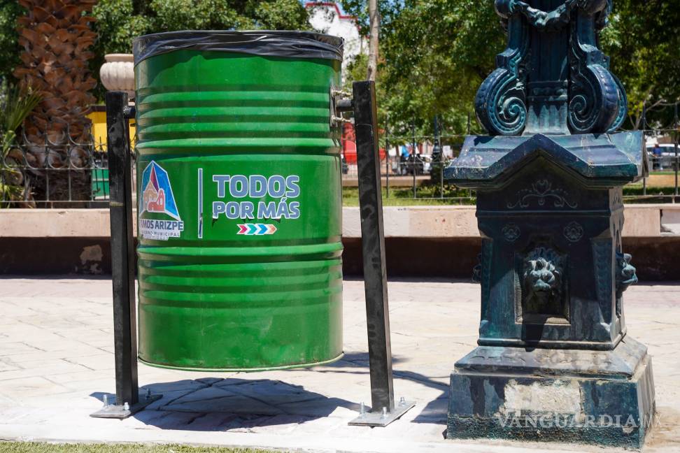$!Algunos de los tambos ya fueron colocados en los pasillos de la Plaza de Armas de Ramos Arizpe.