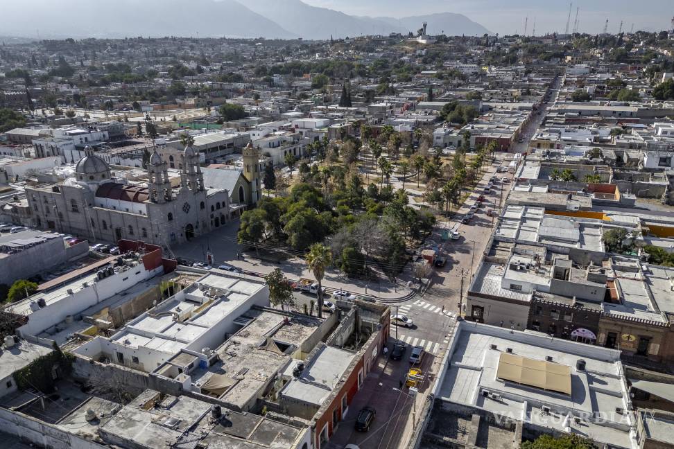 $!El Secretario del Ayuntamiento, Francisco Saracho Navarro, se comprometió a mantener el diálogo con las vecinas y atender sus preocupaciones sobre la vialidad y la falta de agua en la zona.