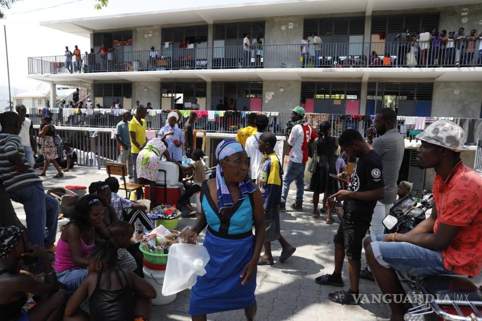 $!Gente desplazada por los combates entre la policía y las bandas se refugian en una escuela pública convertida en albergue, en Puerto Príncipe.